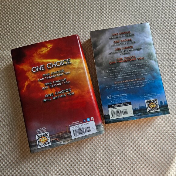 Divergent (Paperback) & Allegiant (Hardcover) - Veronica Roth - Books 1 & 3 - Picture 5 of 5